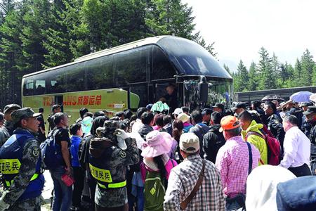 8月9日，当地组织车辆转移九寨沟滞留游客。