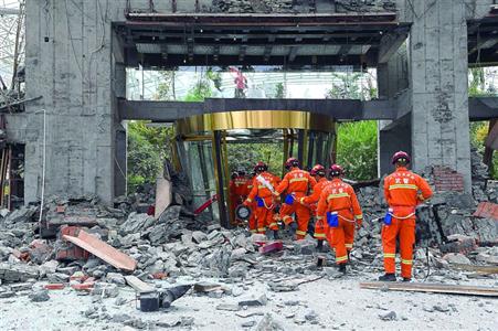 8月9日，救援人员进入地震中受损的九寨天堂洲际大饭店大堂进行搜救。