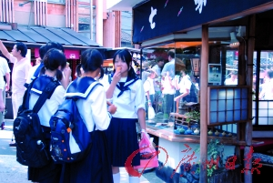 穿着校服的日本中学生。