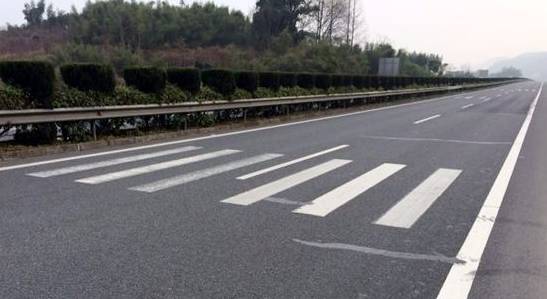 【警网提示】遇到这些“神似斑马线”的东西千万别压!别停车!