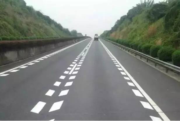 【警网提示】遇到这些“神似斑马线”的东西千万别压!别停车!