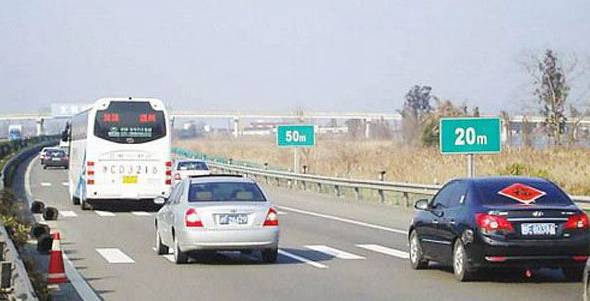 【警网提示】遇到这些“神似斑马线”的东西千万别压!别停车!