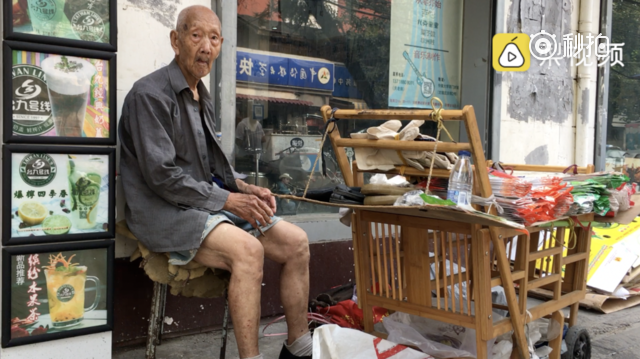 107岁爷爷冒暑推车卖鞋垫