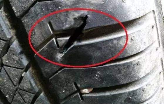 轮胎缝有小石子，一定要抠掉吗？