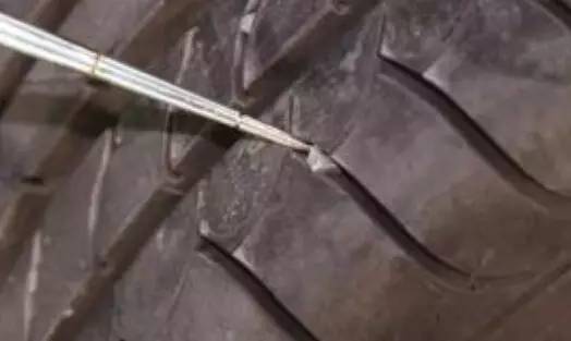 轮胎缝有小石子,一定要抠掉吗?