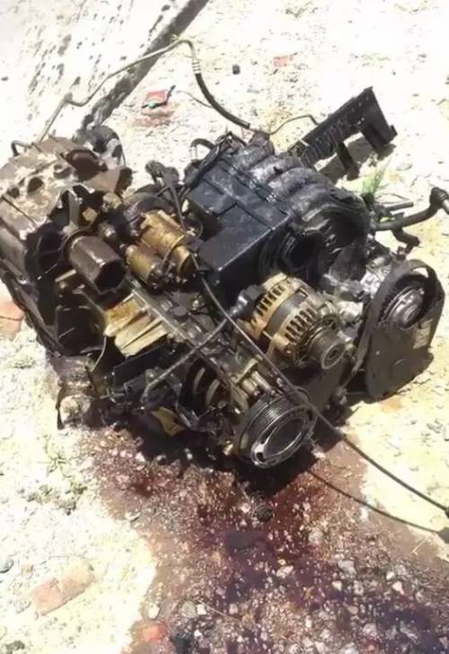 轿车爆胎失控撞树致发动机撞飞,幸好人无大碍