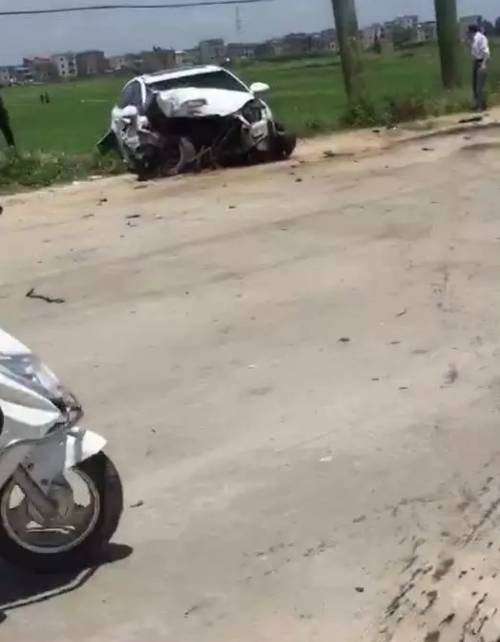 轿车爆胎失控撞树致发动机撞飞,幸好人无大碍