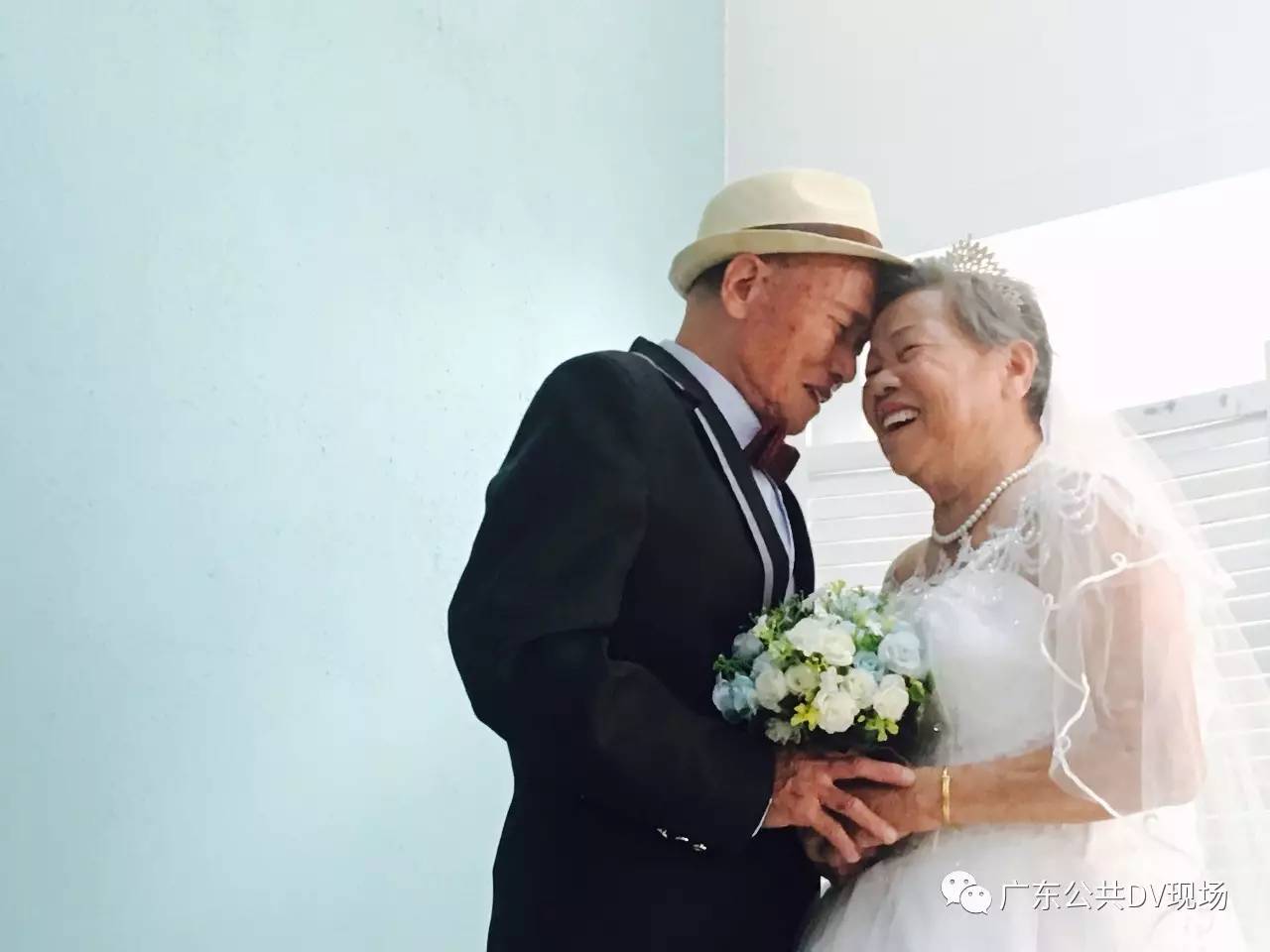 新华每日电讯：相差61岁的最美“婚纱照”刷屏，背后的故事催人泪下