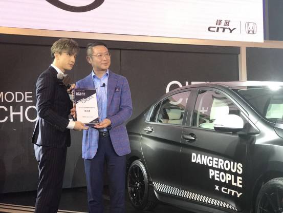 当做潮牌的段子手“开起了车”，薛之谦这次玩嗨了！