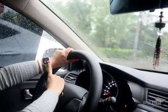 夏天开车不注意这5点,容易毁车还有生命危险!