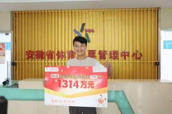 发起者骄傲领奖