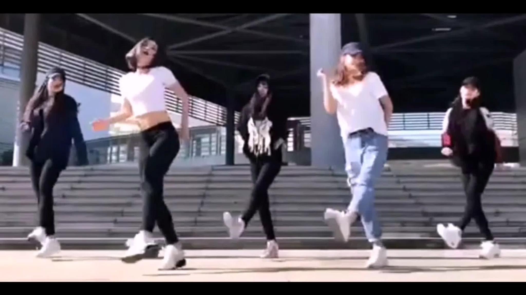 大胆美女鬼步舞seve合辑,高颜值脖子以下都是腿!