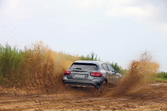 05.新一代GLA SUV搭载了智能适时四轮驱动(4MATIC)系统,轻松逾越复杂地形