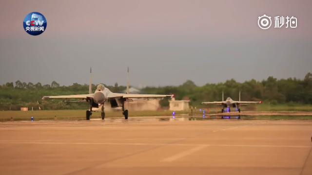 海军新型战机在南海夜航单飞