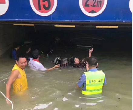 珠海一小区车库进水 有人想抢救爱车,结果被淹死