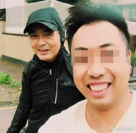 囧哥:热心市民冒台风移树清理路面 走近一看是周润发 囧哥:热心市民冒台风移树清理路面 走近一看是周润发图片