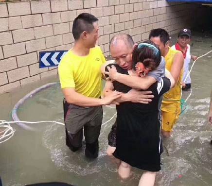 珠海一小区车库进水 有人想抢救爱车,结果被淹死