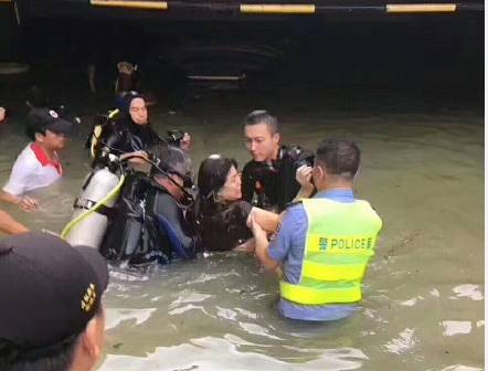 珠海一小区车库进水 有人想抢救爱车,结果被淹死