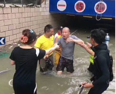 珠海一小区车库进水 有人想抢救爱车,结果被淹死