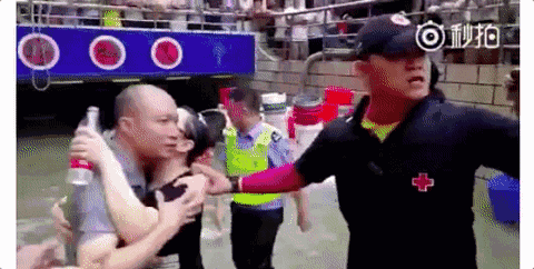 珠海一小区车库进水 有人想抢救爱车,结果被淹死