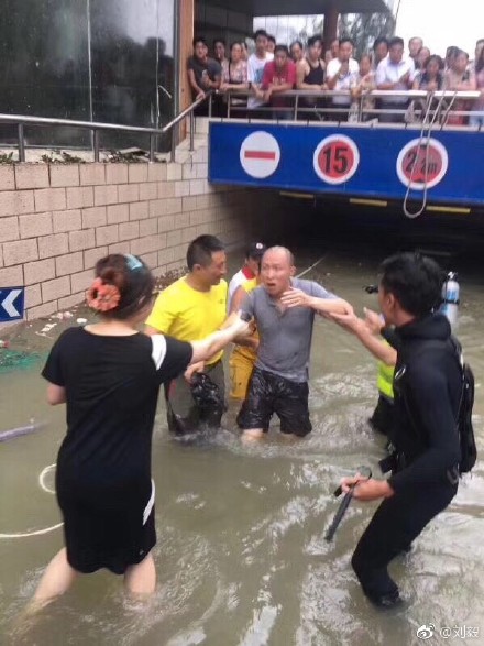囧哥:热心市民冒台风移树清理路面 走近一看是周润发 囧哥:热心市民冒台风移树清理路面 走近一看是周润发图片