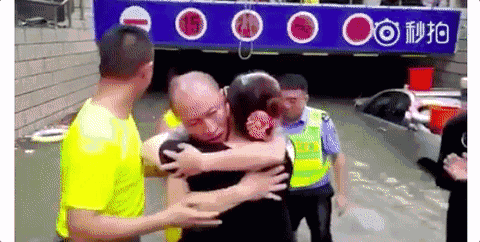 珠海一小区车库进水 有人想抢救爱车,结果被淹死