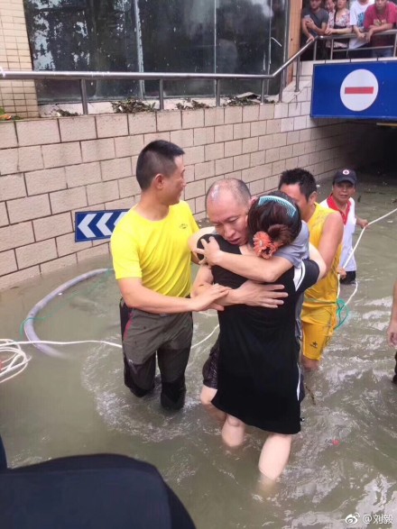囧哥:热心市民冒台风移树清理路面 走近一看是周润发 囧哥:热心市民冒台风移树清理路面 走近一看是周润发图片