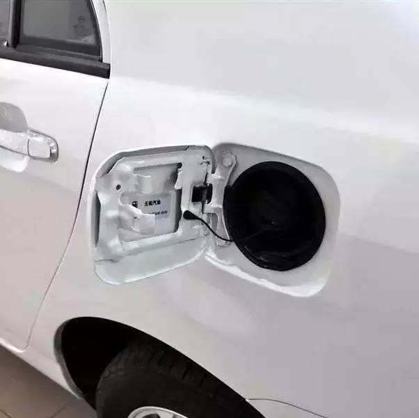 【谈车论驾】汽车油箱盖为啥有左右之分？你绝对不知道！