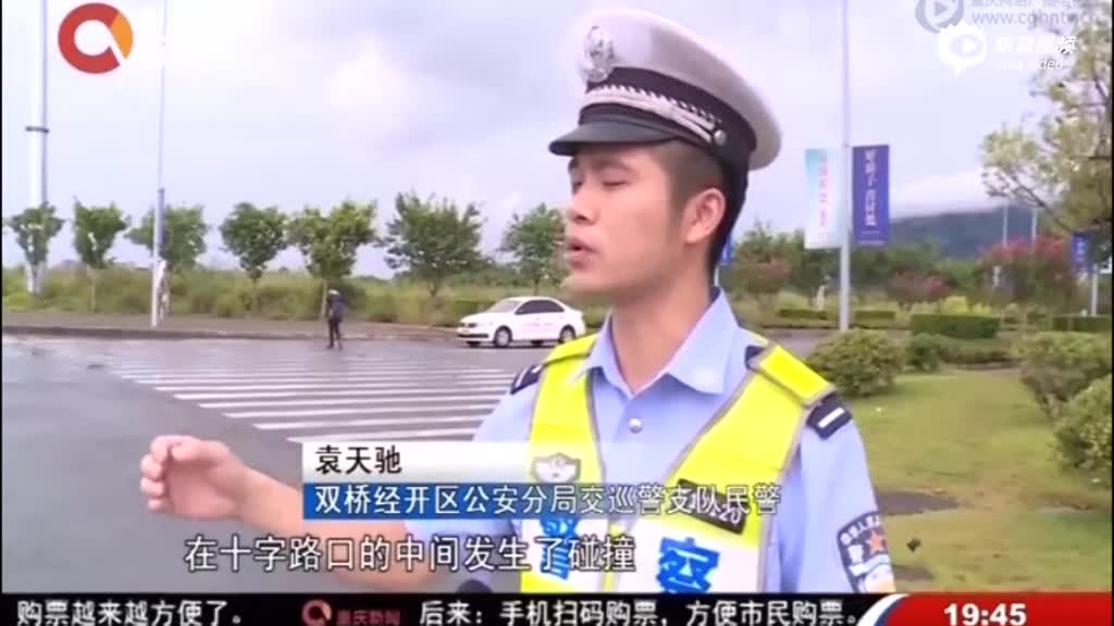 两车路口相撞 汽车后备箱“飞”出俩娃