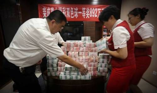 现金大奖堆积成山 现金大奖堆积成山