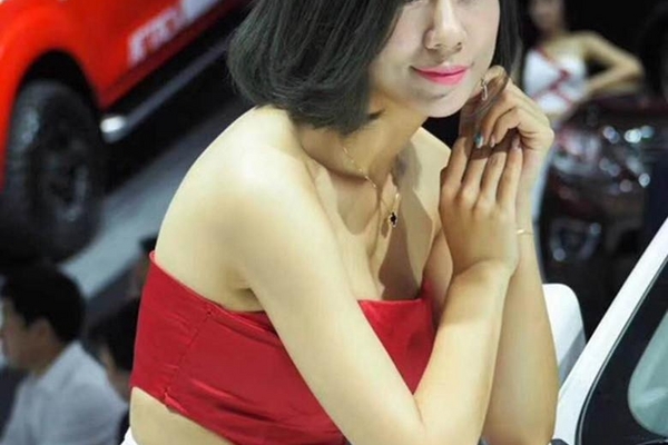 成都车展美女车模来一波，跑断腿也值得！