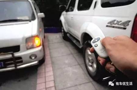 停车锁门以后,你还会拉一下门把手吗?