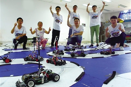 大学生设计无人驾驶智能车 两车可“交流”