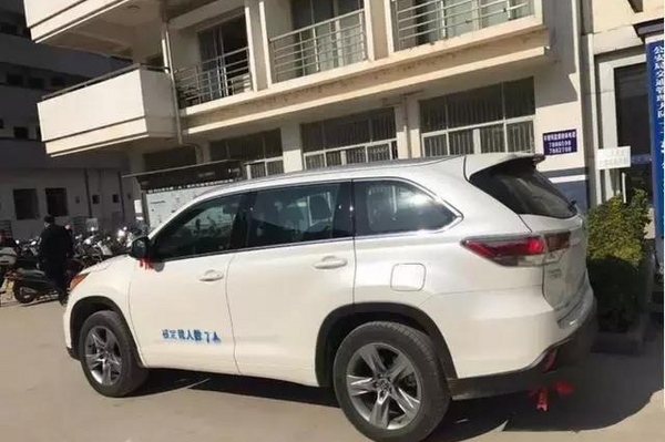 等车2月提汉兰达 上牌却被强喷字