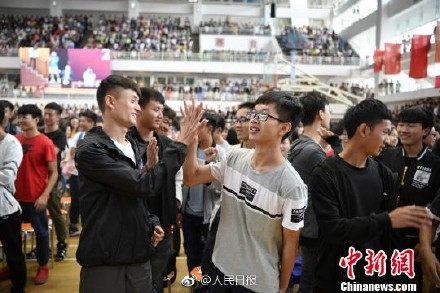 囧哥:大爷大妈占领KTV,李嬢嬢你又点枸杞威士忌啦? 囧哥:大爷大妈占领KTV,李嬢嬢你又点枸杞威士忌啦?图片