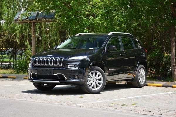 Jeep自由光2.4L专业版上市 售24.98万元