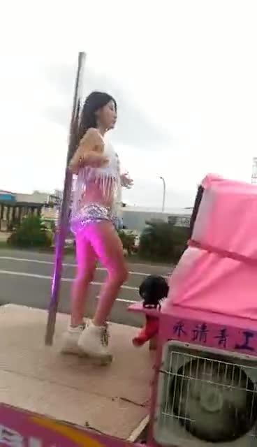 据说这是去年最火的舞蹈,被很多人疯狂模仿,这