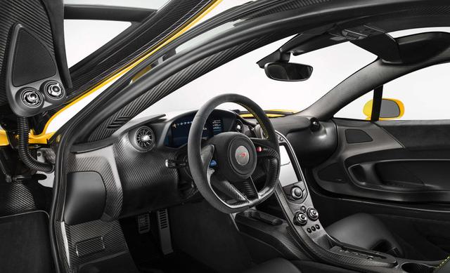 酒店停了台临牌车,旁边百万豪车做了件傻事,结果车主100万没了