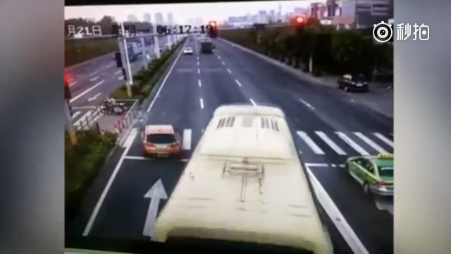 司机紧急闯红灯躲开大巴冲撞