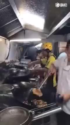 进后厨炒菜外卖小哥已离职?美团:人还没找到|美