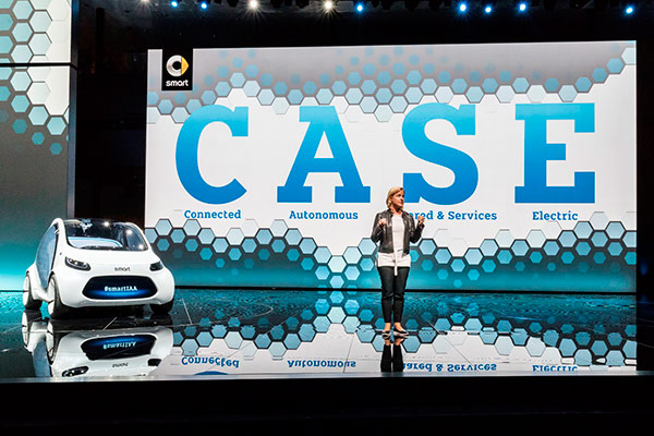 15052467682780.jpg 05-戴姆勒股份公司董事会成员、销售与市场营销执行副总裁贝思格女士介绍smart-vision-EQ-fortwo概念车.jpg