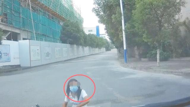 经过施工地段，女子电动车无证无牌，撞到我车交警判我全责