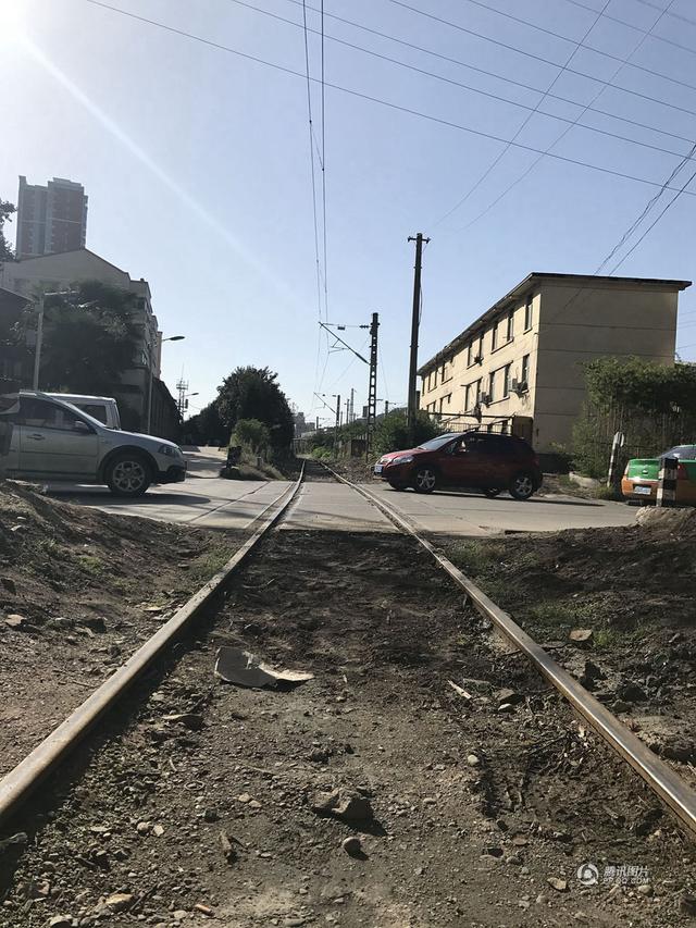 面包车与火车相撞 被推行7米远