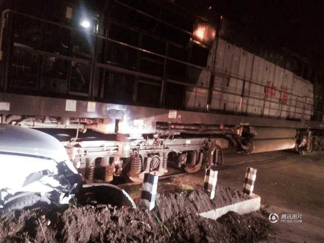 面包车与火车相撞 被推行7米远