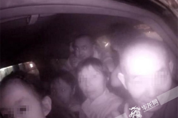 12人挤进同一辆小轿车被查 超载的危害你可知?