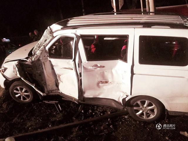 面包车与火车相撞 被推行7米远