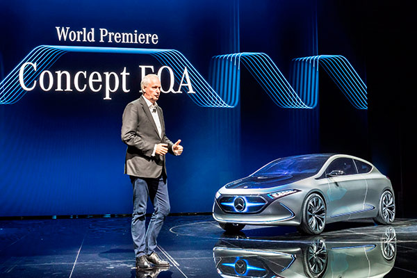 15052460578545.jpg 07-戴姆勒股份公司董事会成员、负责大中华区业务的唐仕凯先生梅赛德斯-奔驰EQA概念车.jpg