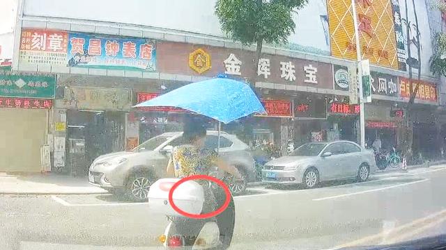 开的这么慢准备掉头，后面电动车阿姨直接撞上，还好阿姨没有躺下