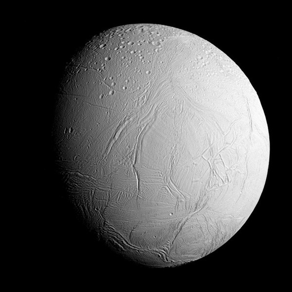 土卫二（Enceladus）是一颗被冰雪覆盖的“冰月”