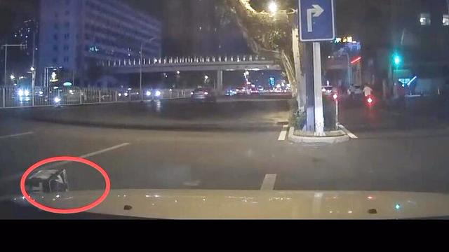 外卖小哥逆行还开远光，电动车的远光也很刺眼的，判他全责